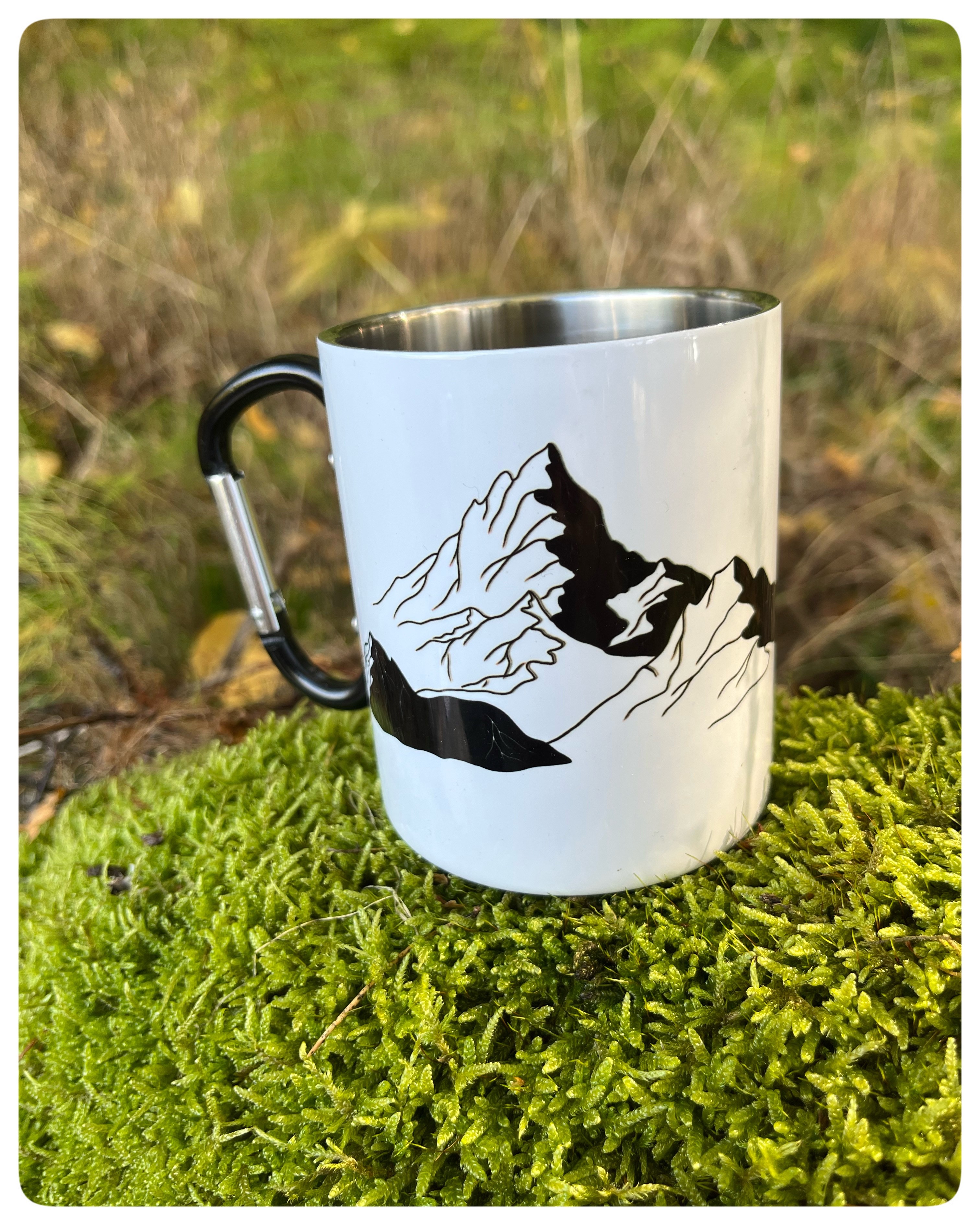 hrnek s nožem a horami