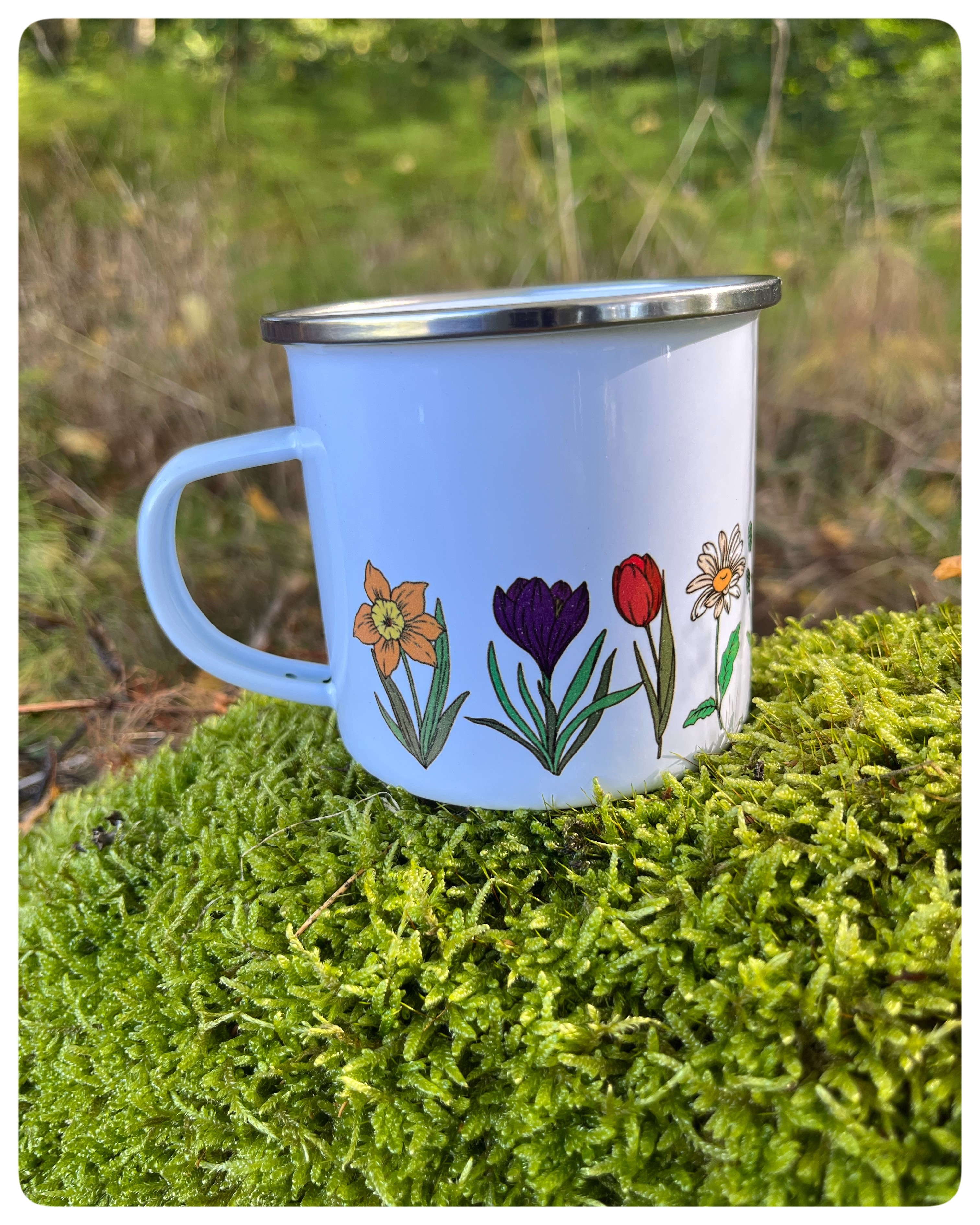 Hrnek s květinami a loukou