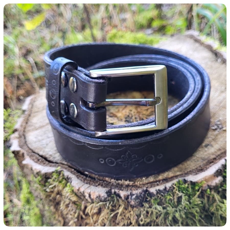 Opasek s jemným zdobením