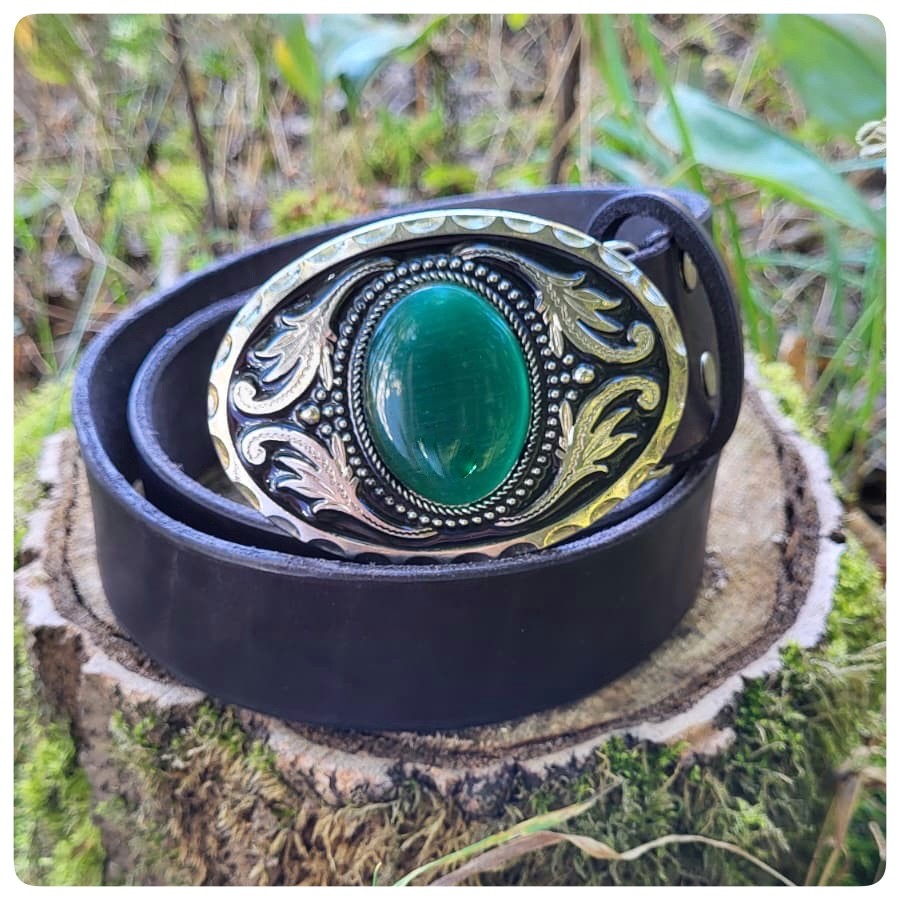 Černý opasek se zeleným kamenem