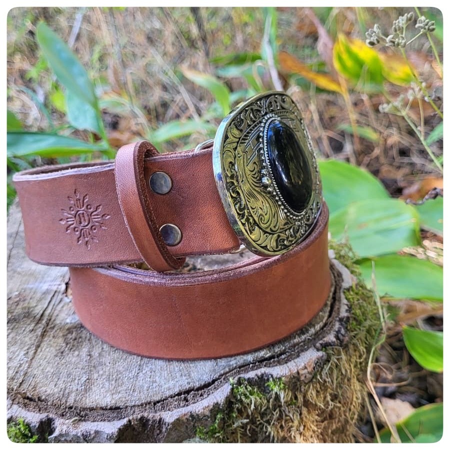 Hnědý opasek s černým kamenem