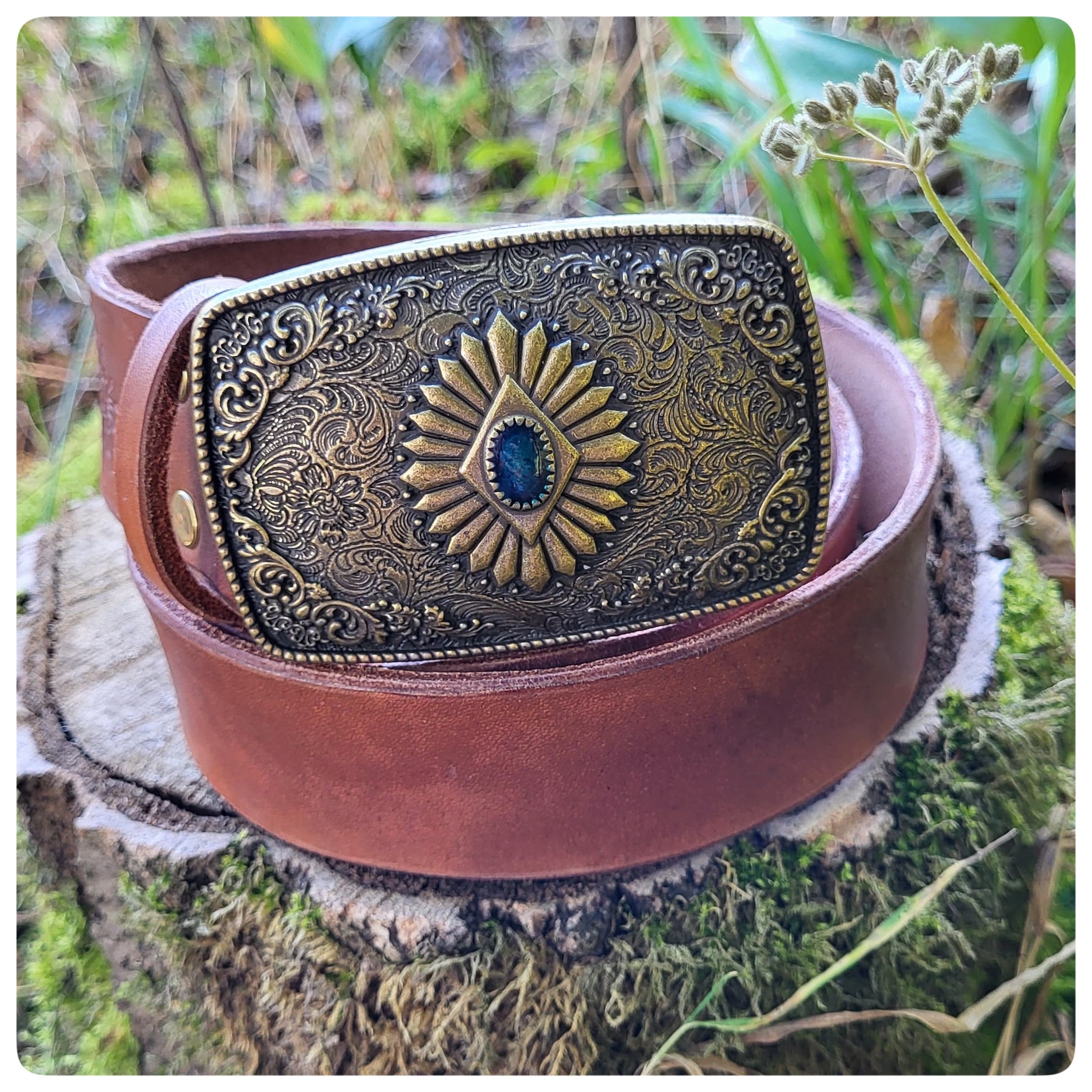 Hnědý opasek s modrým kamenem