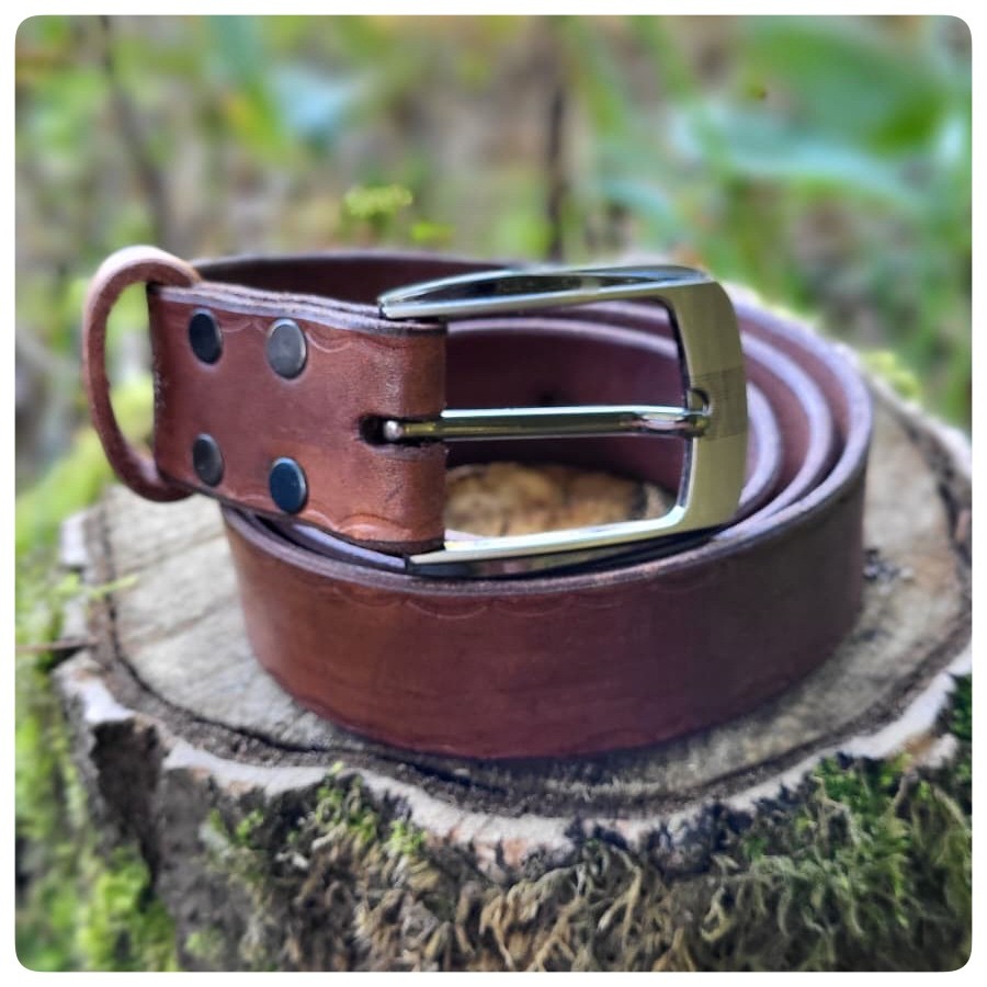 Hnědý opasek jemně zdobený