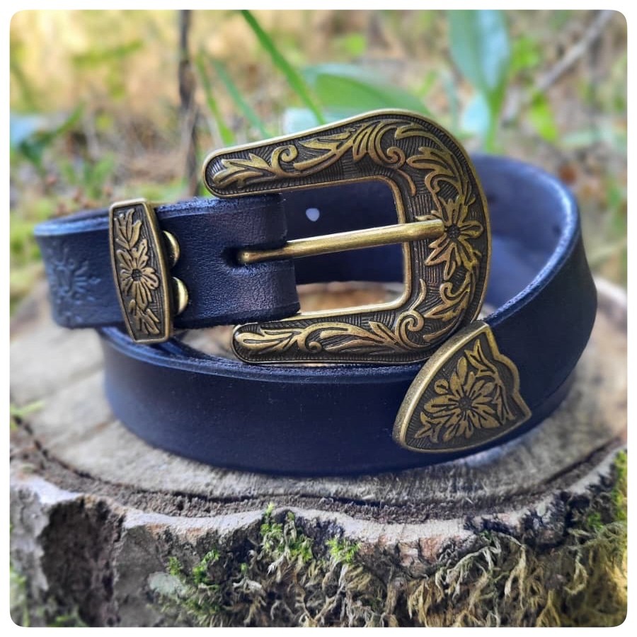 Černý opasek s ozdobnou přezkou