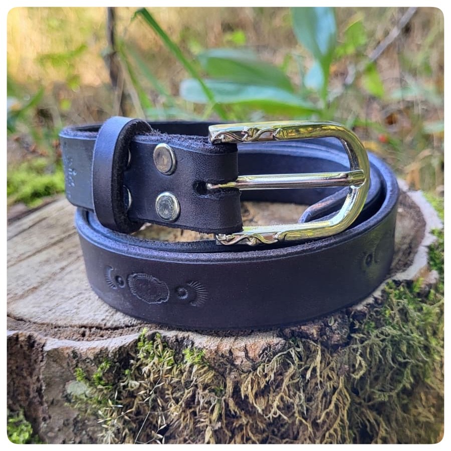 Černý opasek s vyraženými vzory 03