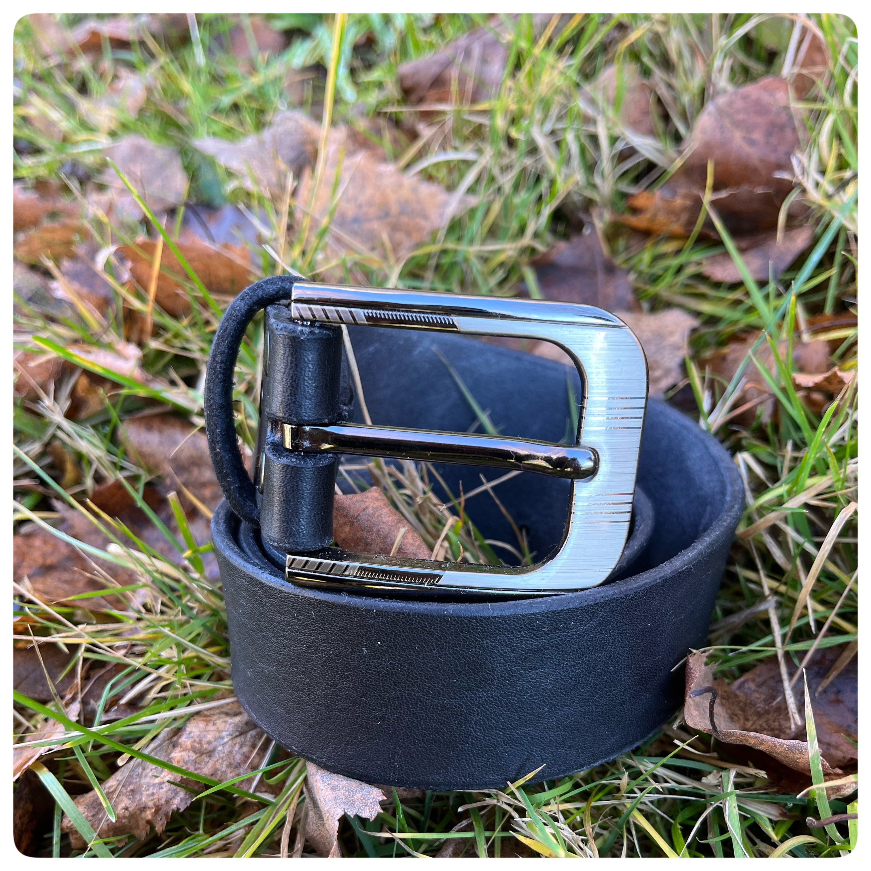 Černý opasek s vyraženými vzory