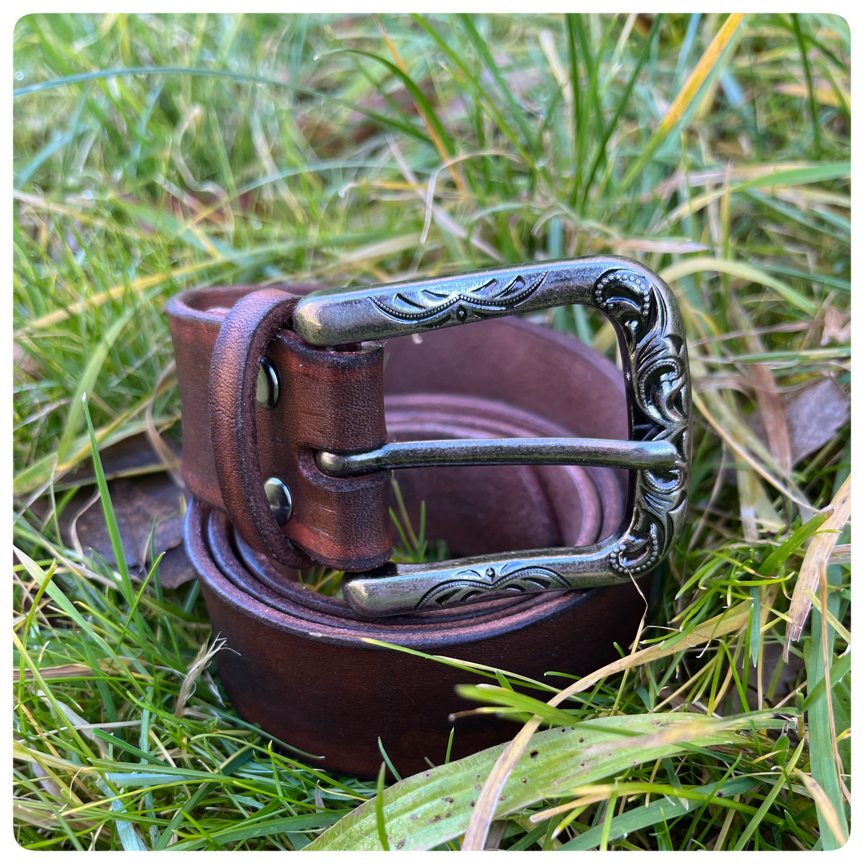 Hnědý opasek s ozdobnou přezkou - dámský