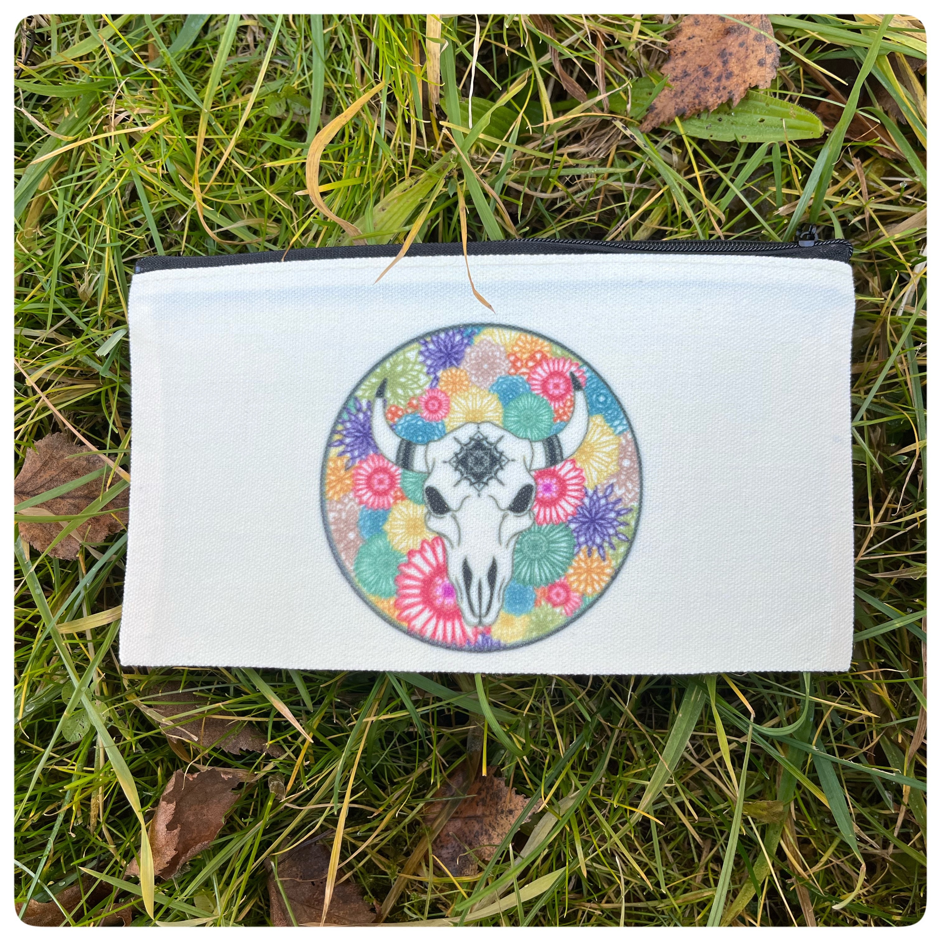 Taštička lebka s květinami